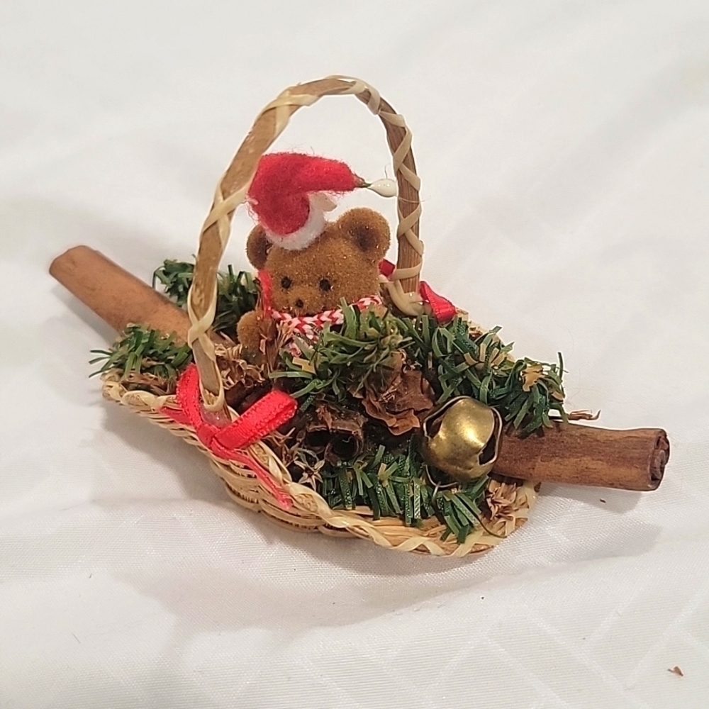 ✨️ Vintage Christmas basket.